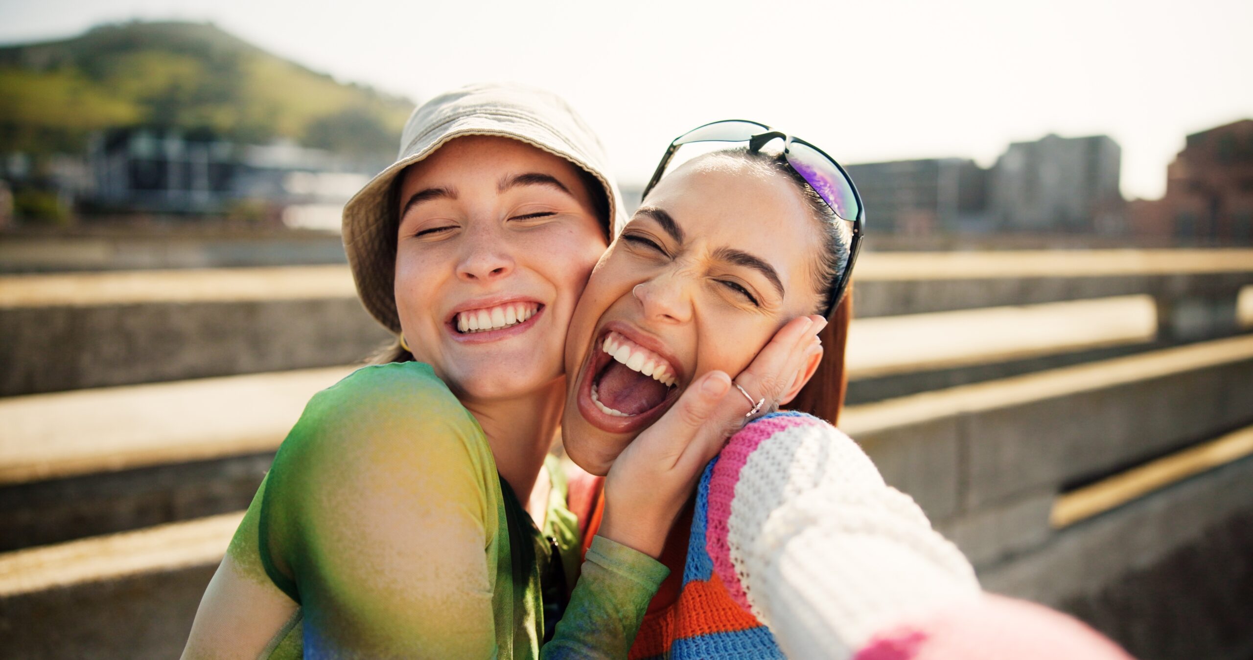 Stadt,,Selfie,Und,Aufgeregte,Frauen,Umarmen,,Lächeln,Und,Lachen,Mit
